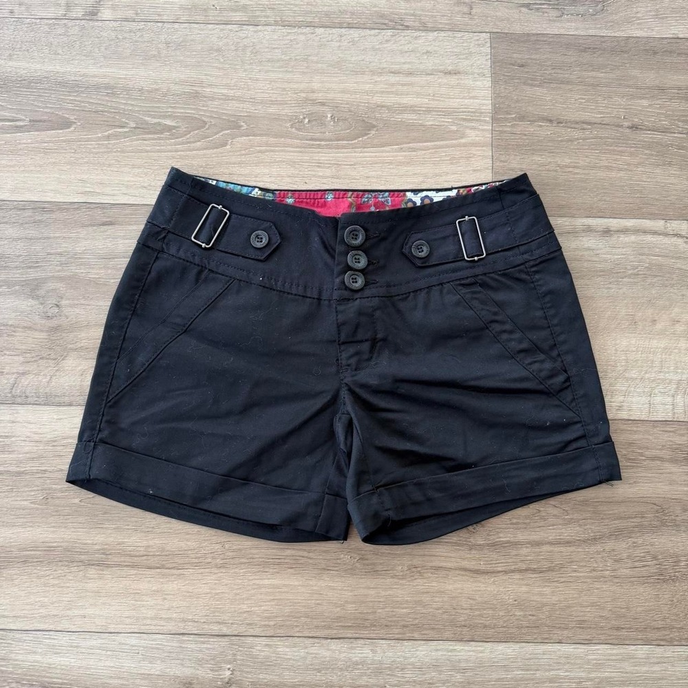 ow rise y2k tripple‎ button shorts